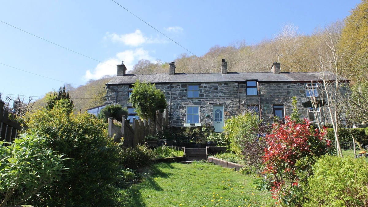Prenteg Cottage | 2 BRYN EGLWYS, family friendly, character holiday cottage in Prenteg