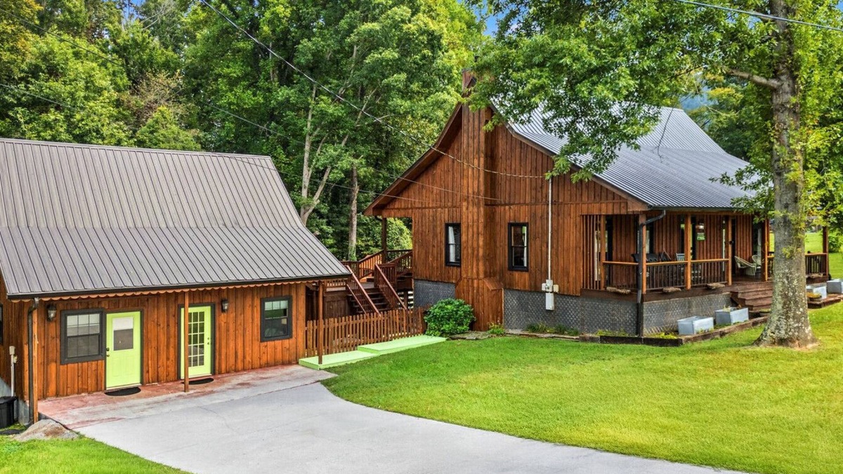 Wears Valley Cabin | 2 Cabins in One | Hot Tub- Fenced Yard - Mtn Views