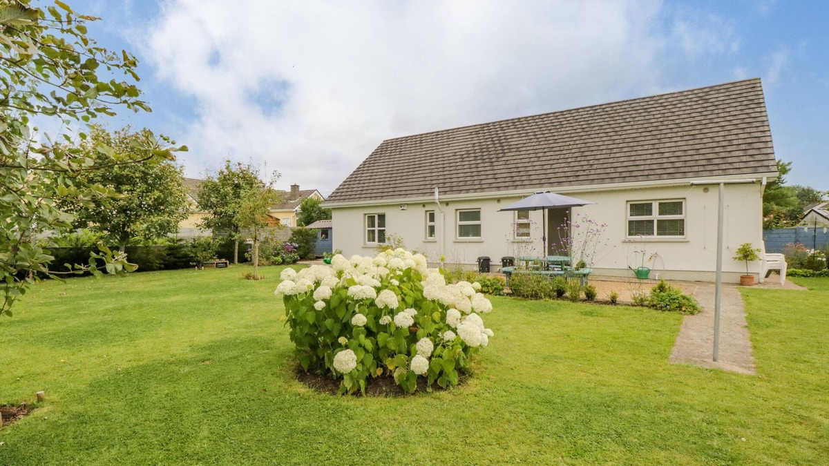 Dromahair Cottage | 2 CASTLE COVE, pet friendly in Dromahair, County Leitrim