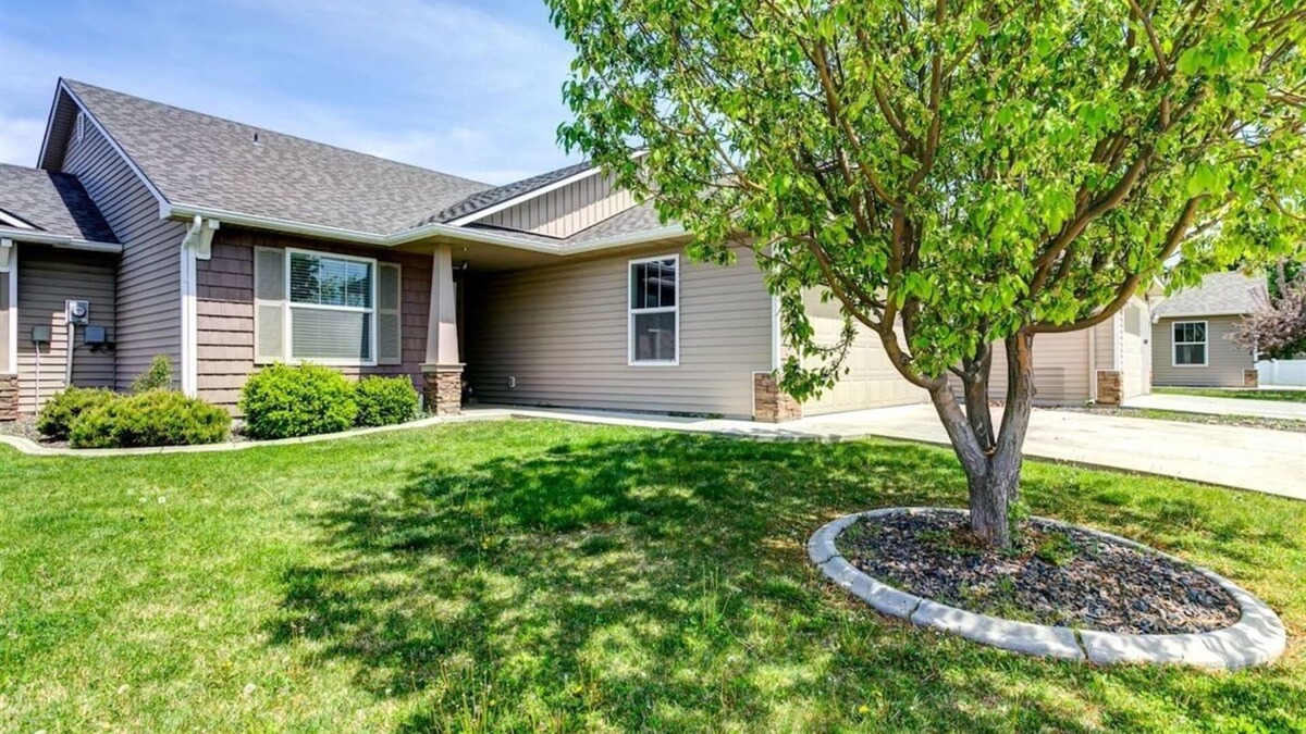 Meridian House | 2 Charming Townhomes | Private Yards | Sleeps 16