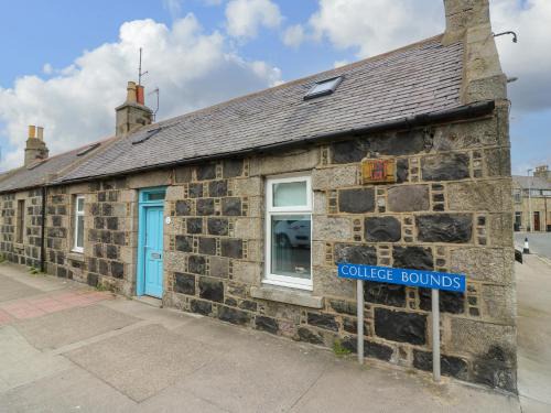 Sandhaven House | 2 College Bounds