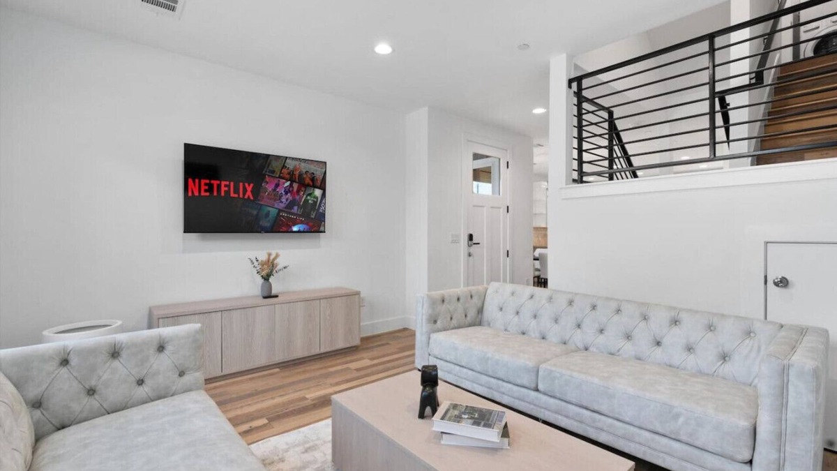 University Hills and Windsor Park House | 2 Combined Homes - Mins 2 ACL/Formula 1/Downtown
