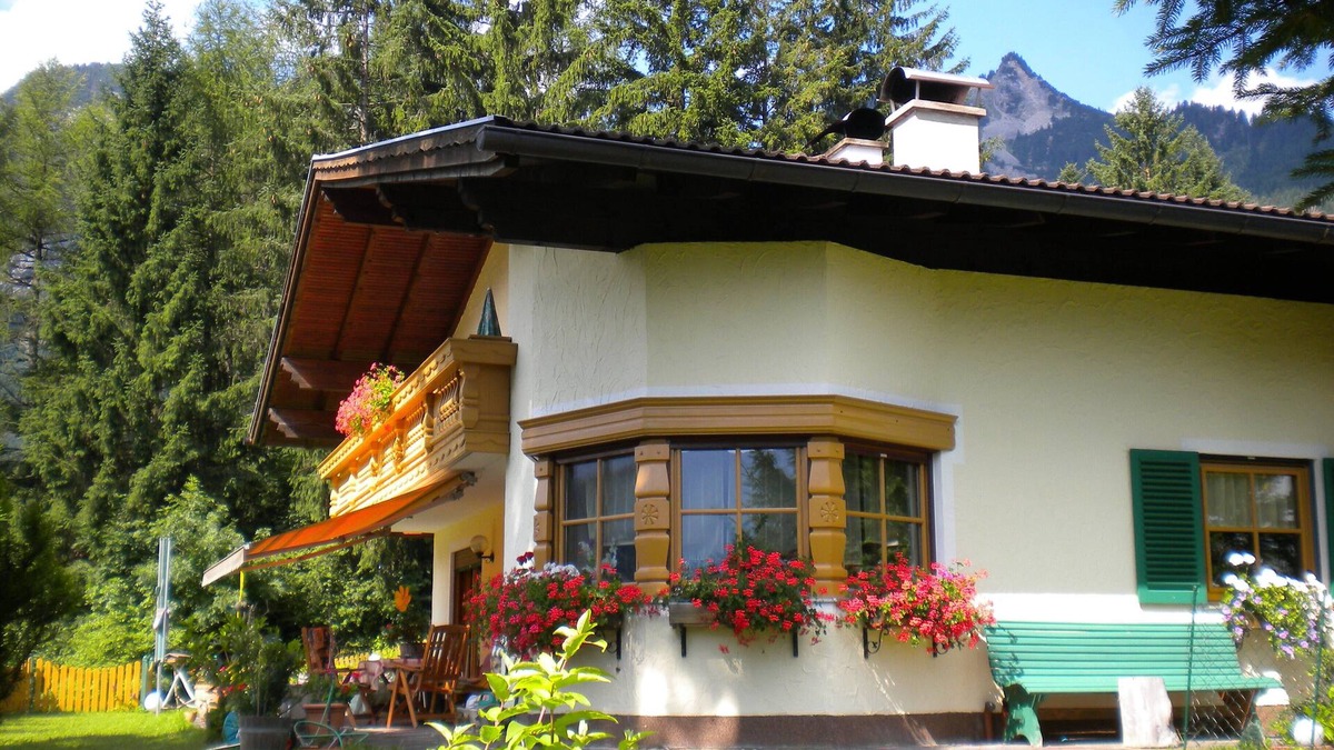 Hoefen Apartment | 2 comfort apartments TIROL, quiet UNCONVERTED forest location, LIVING ROOM, no pets