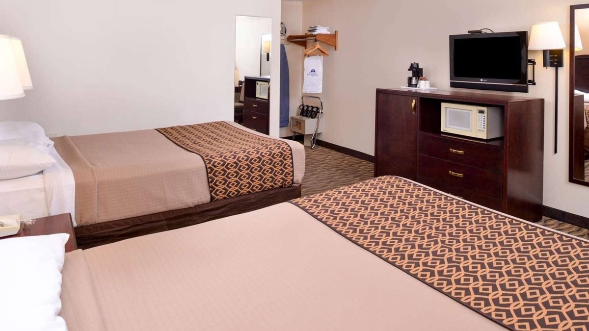 Atlantic Hotel | 2 Comfortable Rooms w/Outdoor Plug-Ins Near Iowa Western Community College