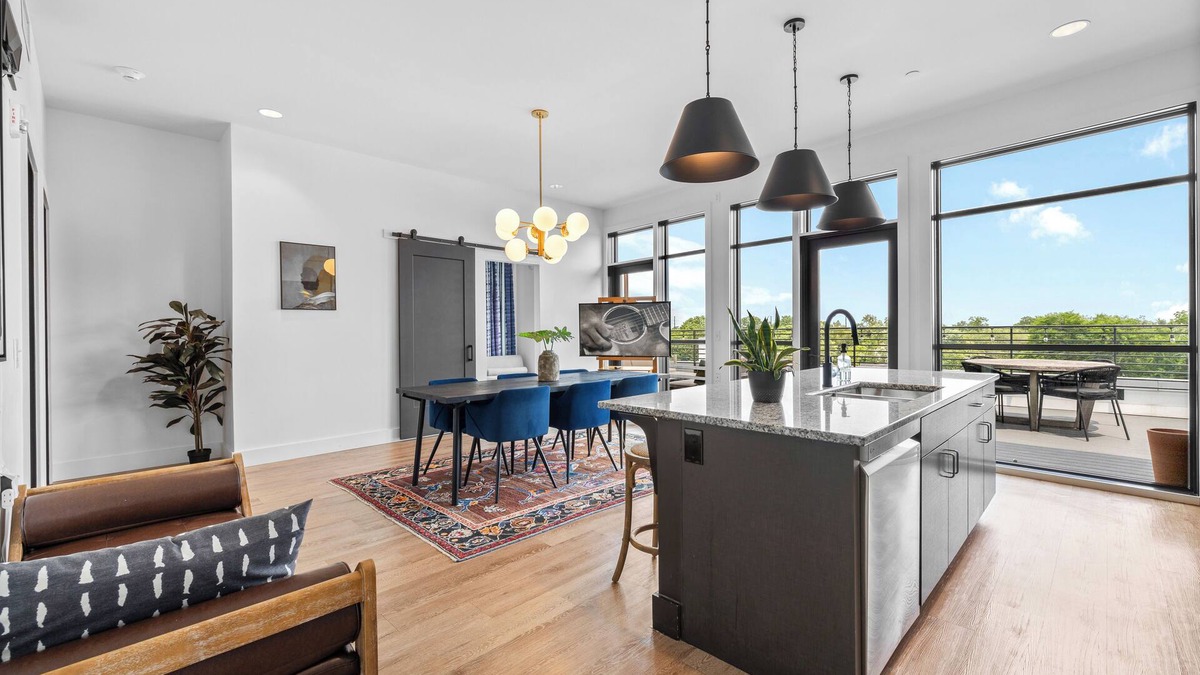 Melrose Condo | 2 Condos- 8 Min to Broadway-Rooftop Views-5 King