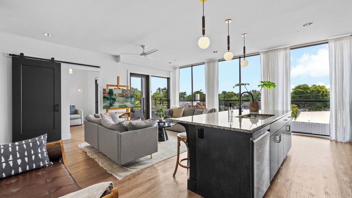 Eighth Avenue Condo | 2 Condos-8 Minutes to Broadway-Walkable-5 King