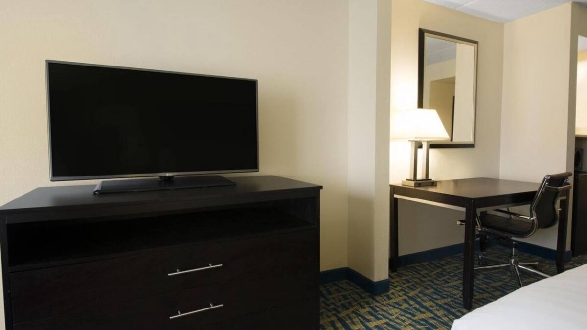 Savannah Hotel | 2 Convenient Units, Free Parking Onsite! Near Savannah National Wildlife Refuge
