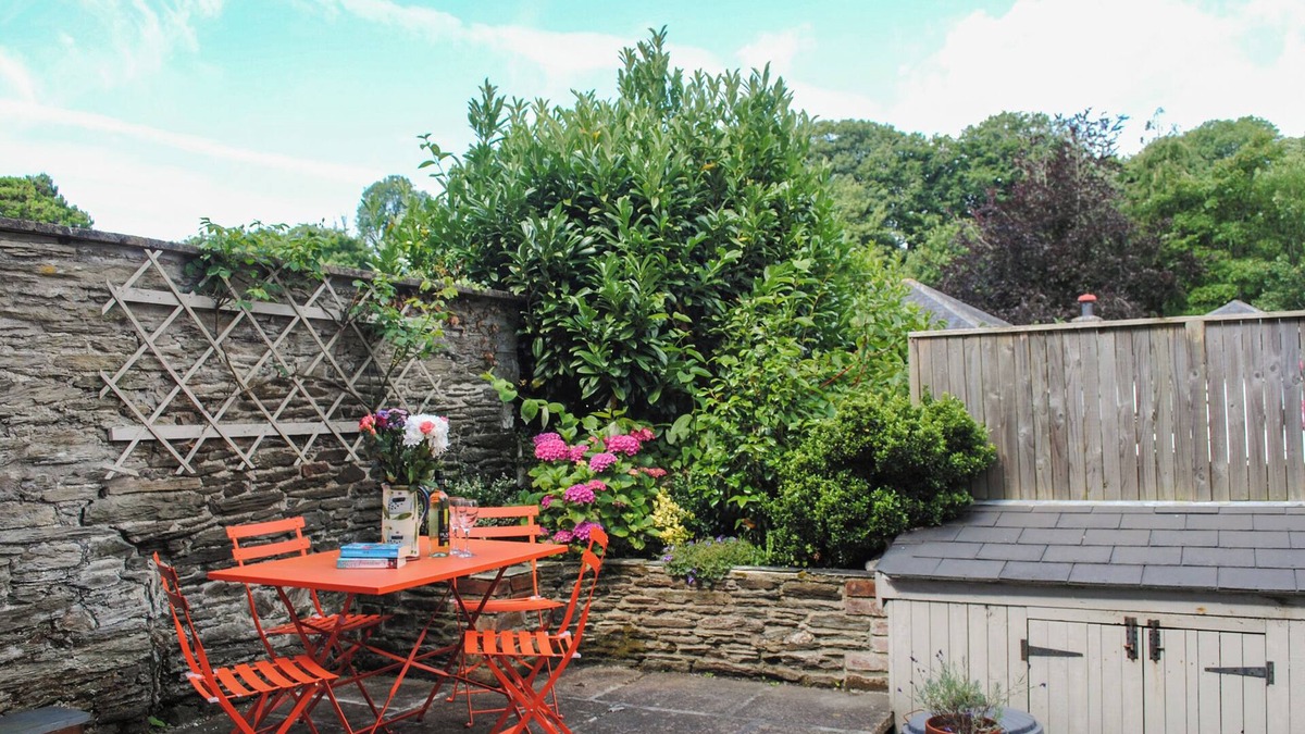 Aveton Gifford Cottage | 2 COURT COTTAGES, pet friendly, with open fire in Aveton Gifford
