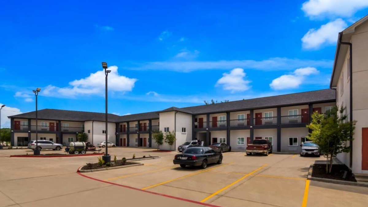 Forest Hill Hotel | 2 Cozy Two Queen Rooms, Scottish Inns, Ideal for Families Visiting Fort Worth