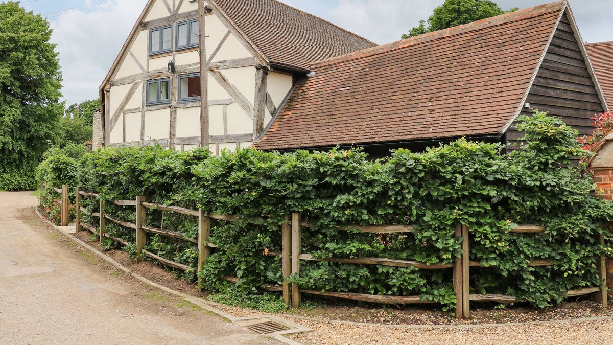 Chilworth Cottage | 2 GREAT TANGLEY BARNS, pet friendly, with open fire in Wonersh