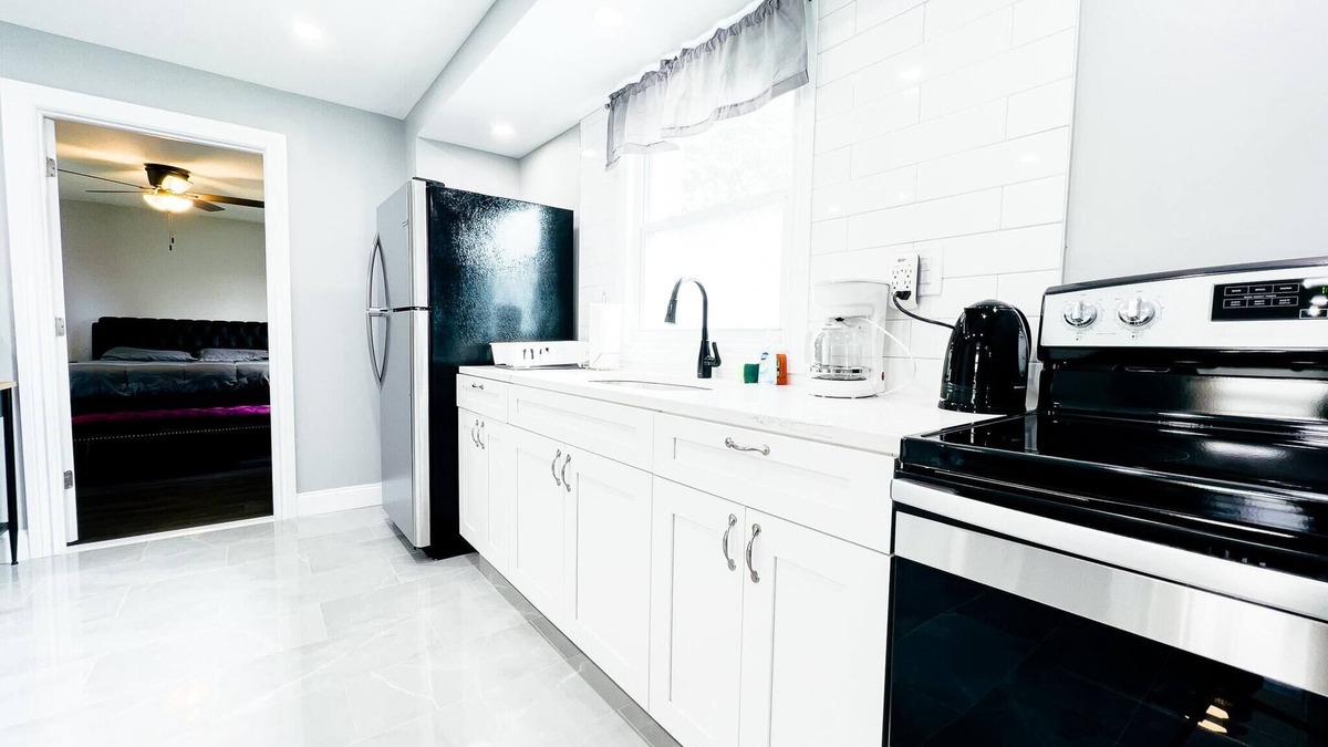 Niagara Falls House | 2 Homes, 1 Stay-7BR Niagara Falls Compound