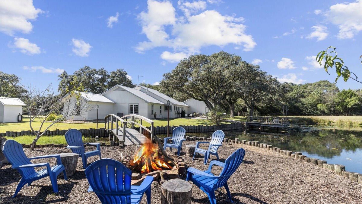 Columbus Other | 2 houses/5+bedrooms! Party Barn with games! Stocked Pond! On 5 acers-Sleeps 17