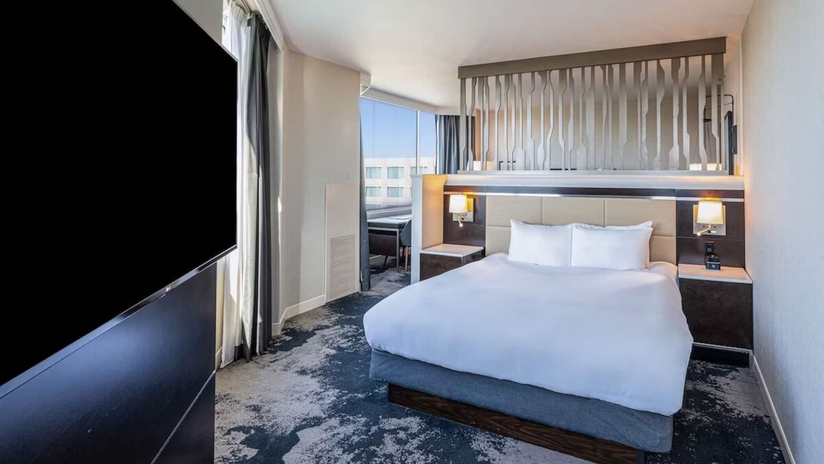 Redwood Shores Hotel | 2 Junior King Suite at Grand Bay San Francisco Hotel, Onsite Pool & Pets Allowed