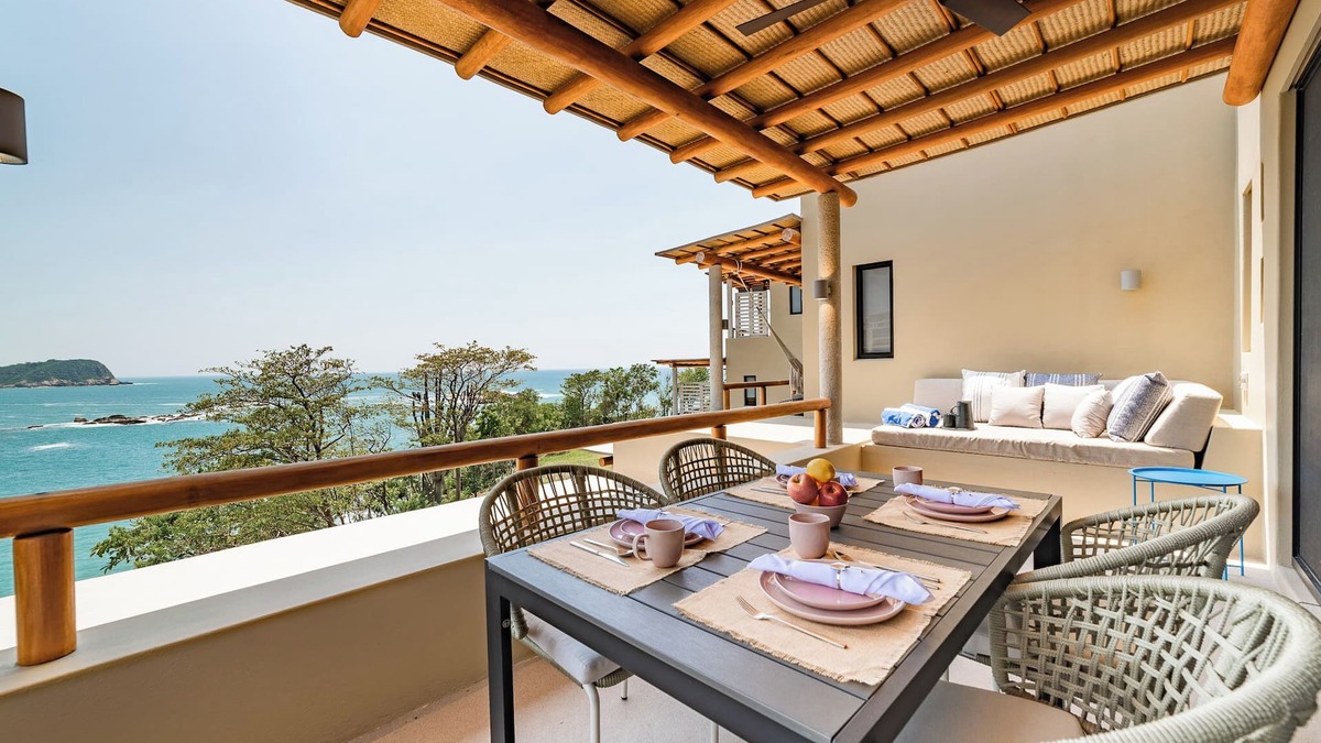 Centro Condo | 2 King Bed Suites, Ocean Views & Beach Access