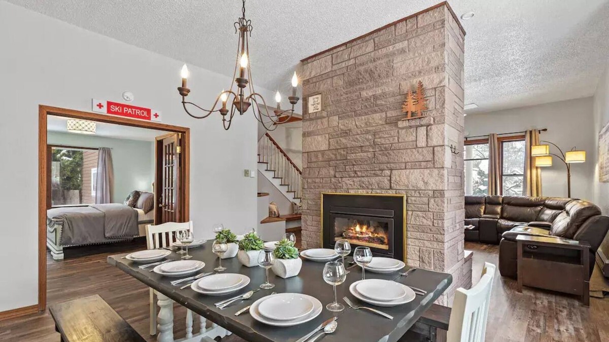 Kellogg House | 2 king beds, walk to restaurants, ideal for groups, gondola view, HUGE game room