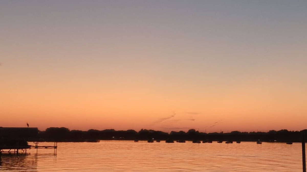 Waconia House | 2 Lake Waconia Homes/sleeps 17/fireplaces/dogs ok/enjoy Autumn at the lake.