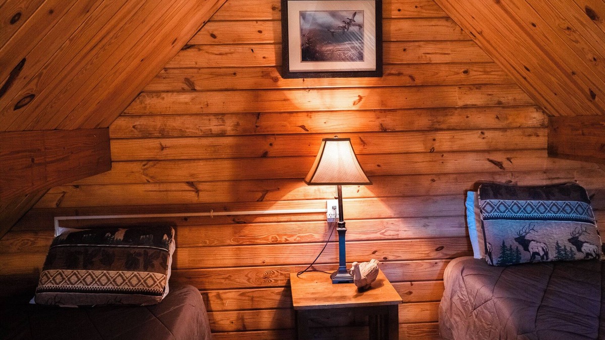 Hattieville Cabin | 2 Lakeside : Charming 2-bedroom cabin with AC, WiFi in welcoming Solgohachia