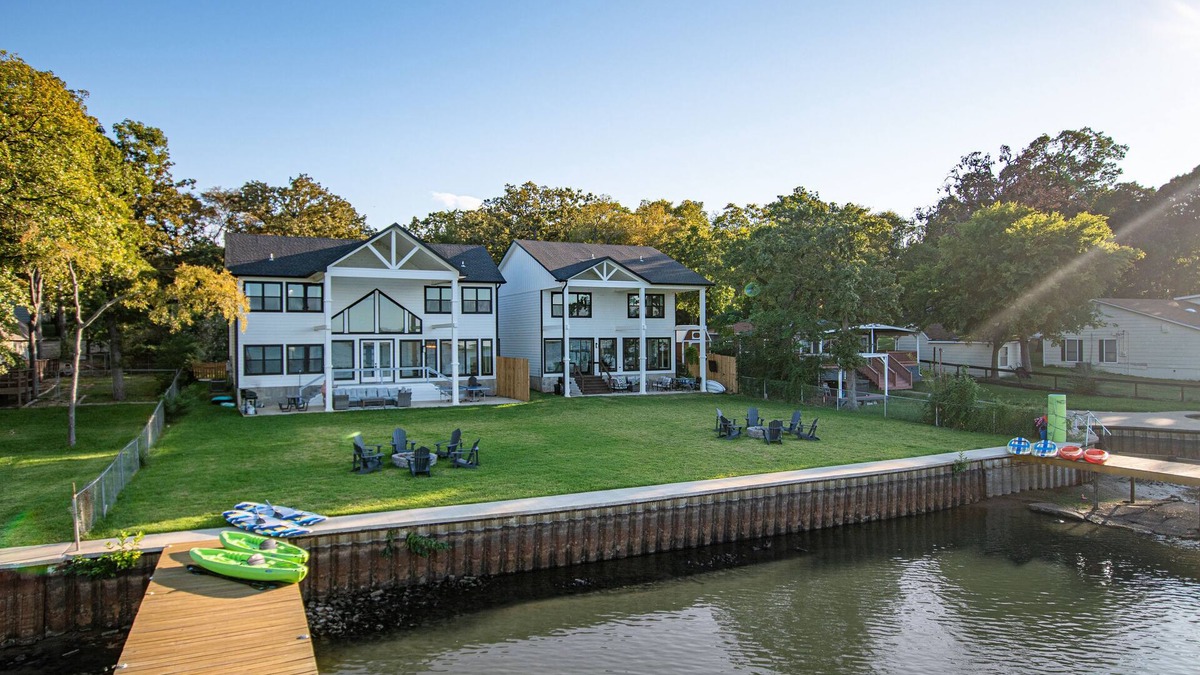 Carolyn Estates House | 2 Large lakehouses -Both can be rented for large groups