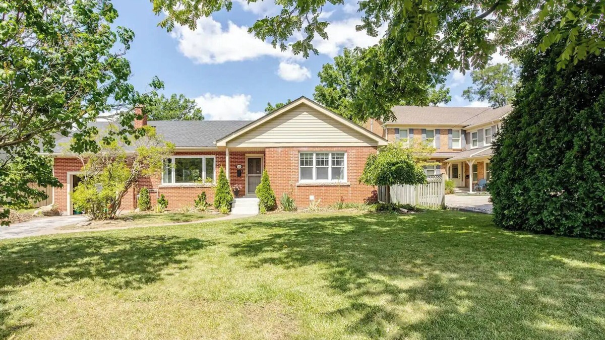 Burlington House | 2 living rooms, 3x TVs - walkable to downtown Burlington, Hospital, Mall, Beach