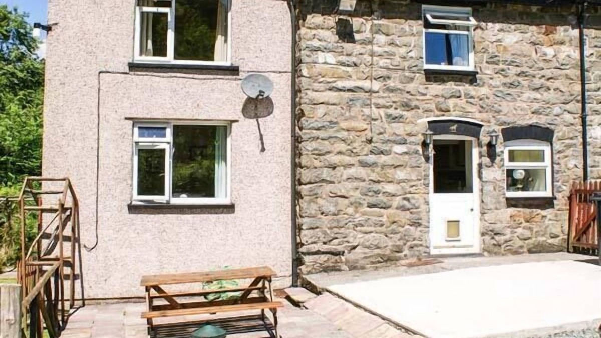 Llanbrynmair Cottage | 2 LLAWRCOED ISAF, pet friendly, with open fire in Llanbrynmair