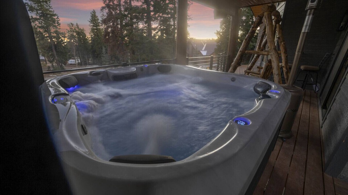 Duck Creek Village Cabin | 2 Lodges for Families, Friends & Weddings
