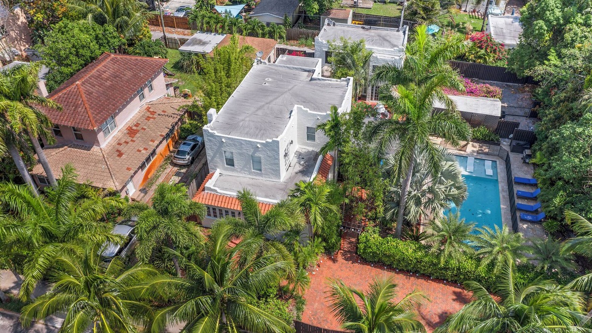 Palm Beach - West Palm Beach Villa | 2 Mansions! with Pool & Garden & BBQ & Sleeps 22 + 8 Bedrooms!