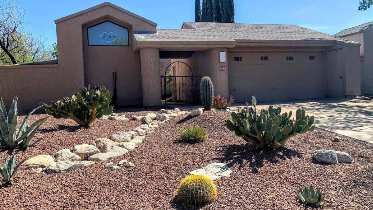 Old Fort Lowell House | 2 Master bedrooms - Serene Neighborhood - Close to TMC and The Loop