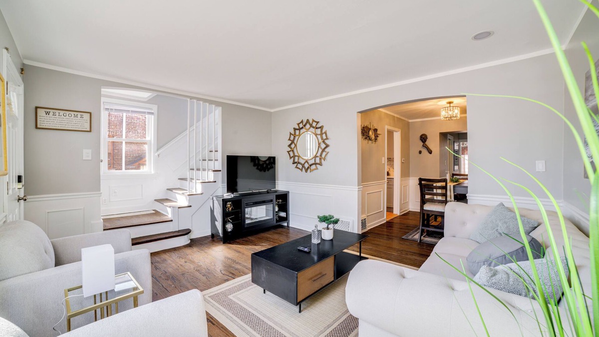 Jeffrey Manor House | 2 Mi to Calumet Park & Beach: Windy City Escape!