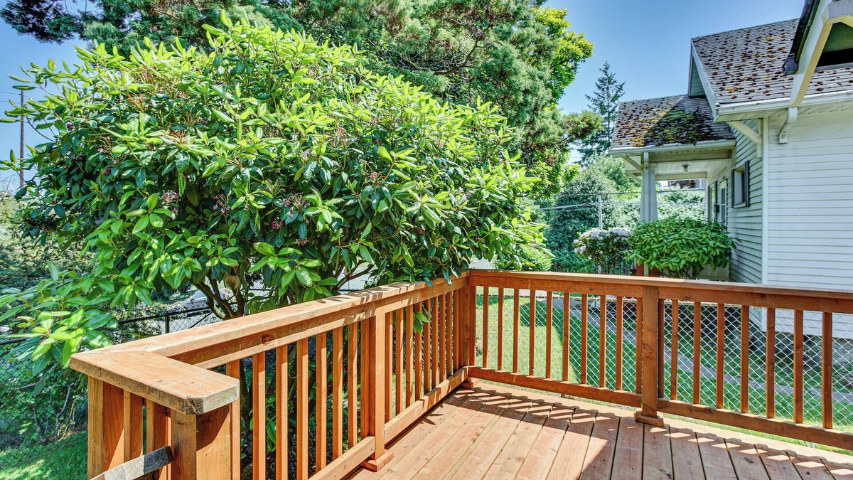 Hilltop Cottage | 2 Mi to Dtwn Tacoma: Charming Home w/Deck & Yard!