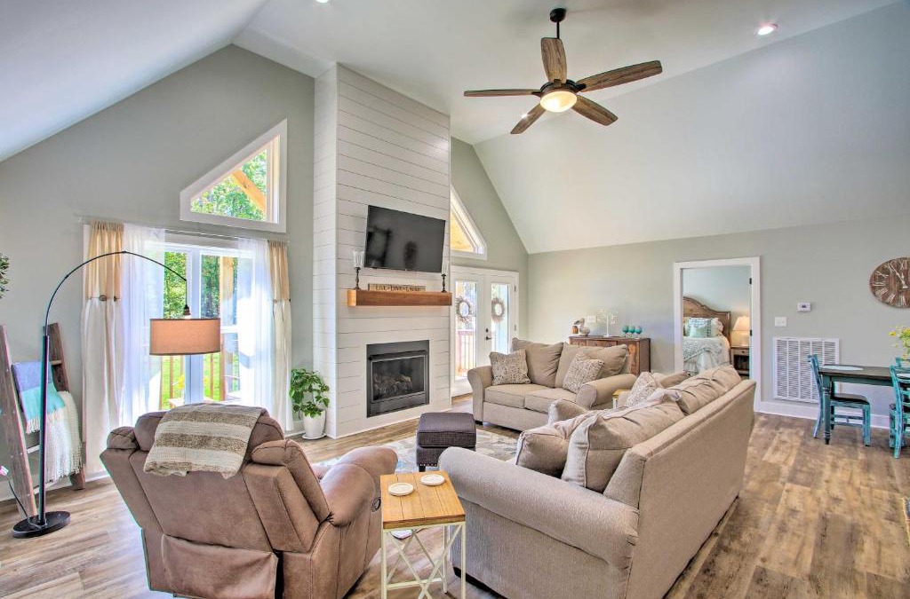 Pickwick Dam House | 2 Mi to Golf Course and Fire Pit Cozy Counce Cabin!
