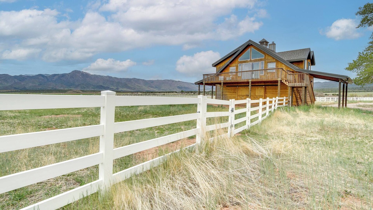 New Harmony Apartment | 2 Mi to Kolob Canyons: Serene Studio w/Views