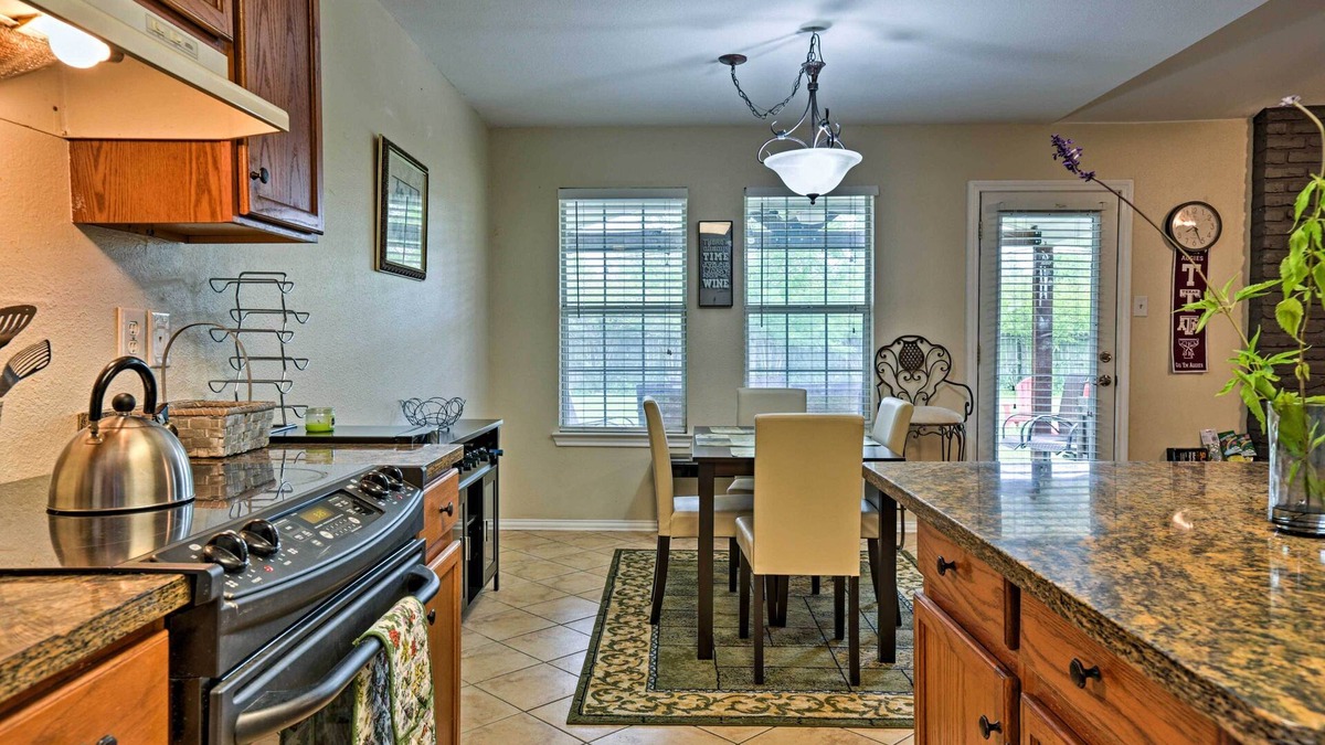 McQueeney Cottage | 2 Mi to Lake Mcqueeny: Gem w/Covered Patio