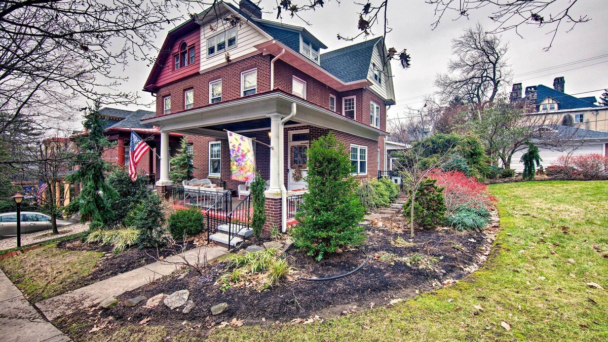 Reading House | 2 Mi to Reading Pagoda: Spacious Home w/Deck!