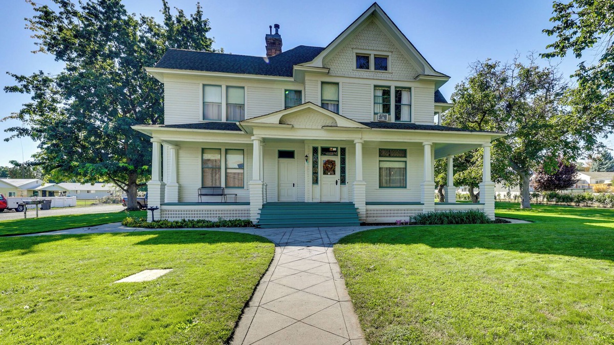 West Clarkston-Highland House | 2 Mi to River: Historic Clarkston Home w/ Views!