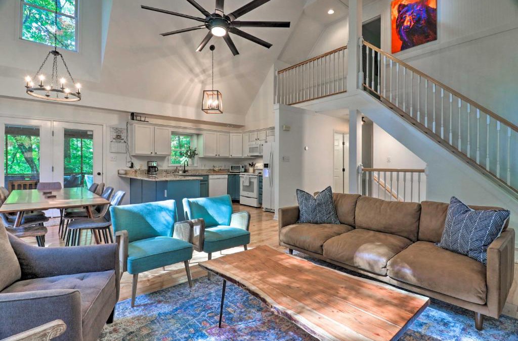 Sapphire House | 2 Mi to Sapphire Resort Home with Hot Tub and Games!