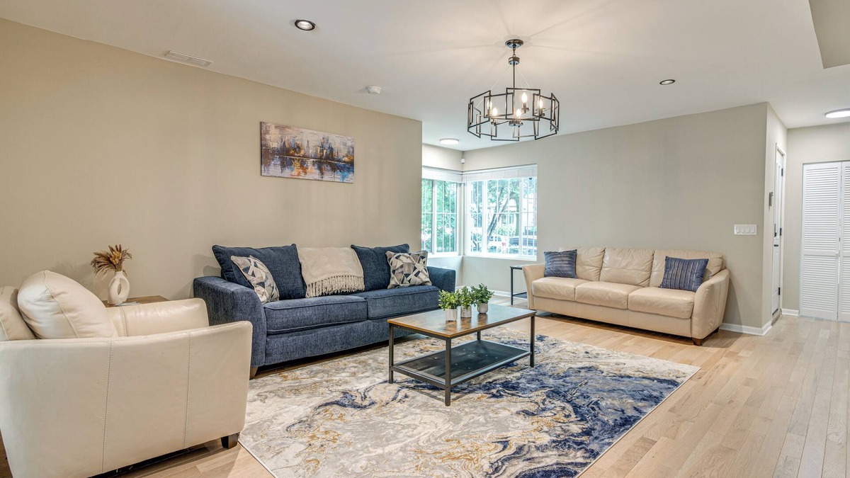 South Shore House | 2 Mi to South Shore Beach: Urban Retreat w/Yard