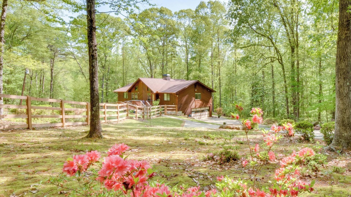 Toccoa Apartment | 2 Mi to Toccoa Falls: Cozy Getaway w/Fire Pit!