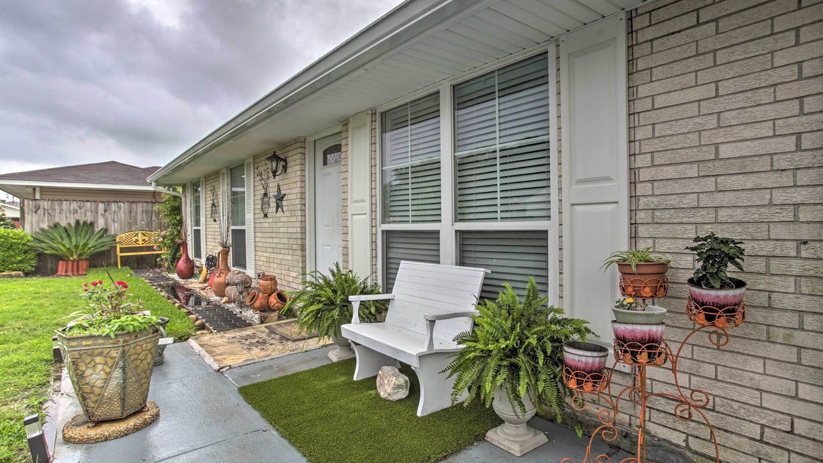 Westwego Apartment | 2 Mi to TPC Louisiana: Avondale Apt w/Patio