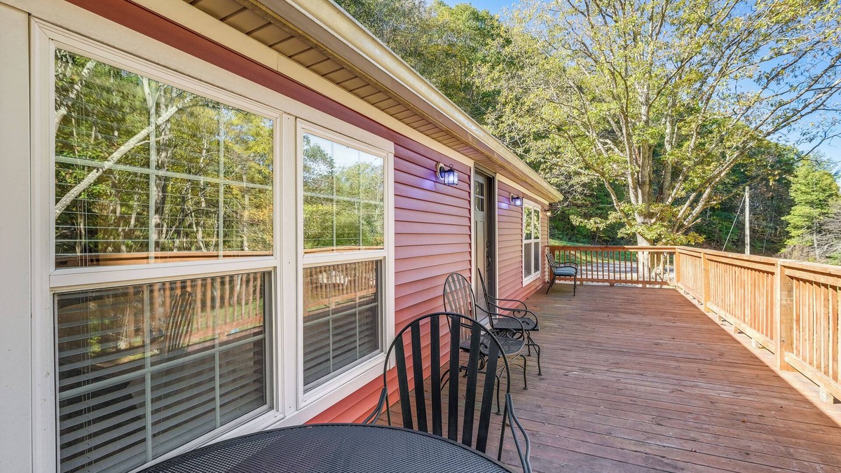 Warm Springs House | 2 Mi to Warm Springs Pools: Home w/Large Yard!