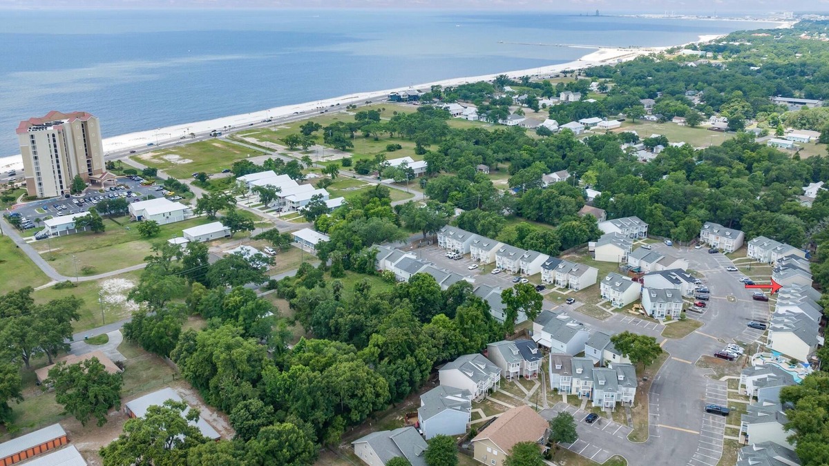 Gulfport House | 2-min to BEACH~Game room~Pool~Gated community~Deck