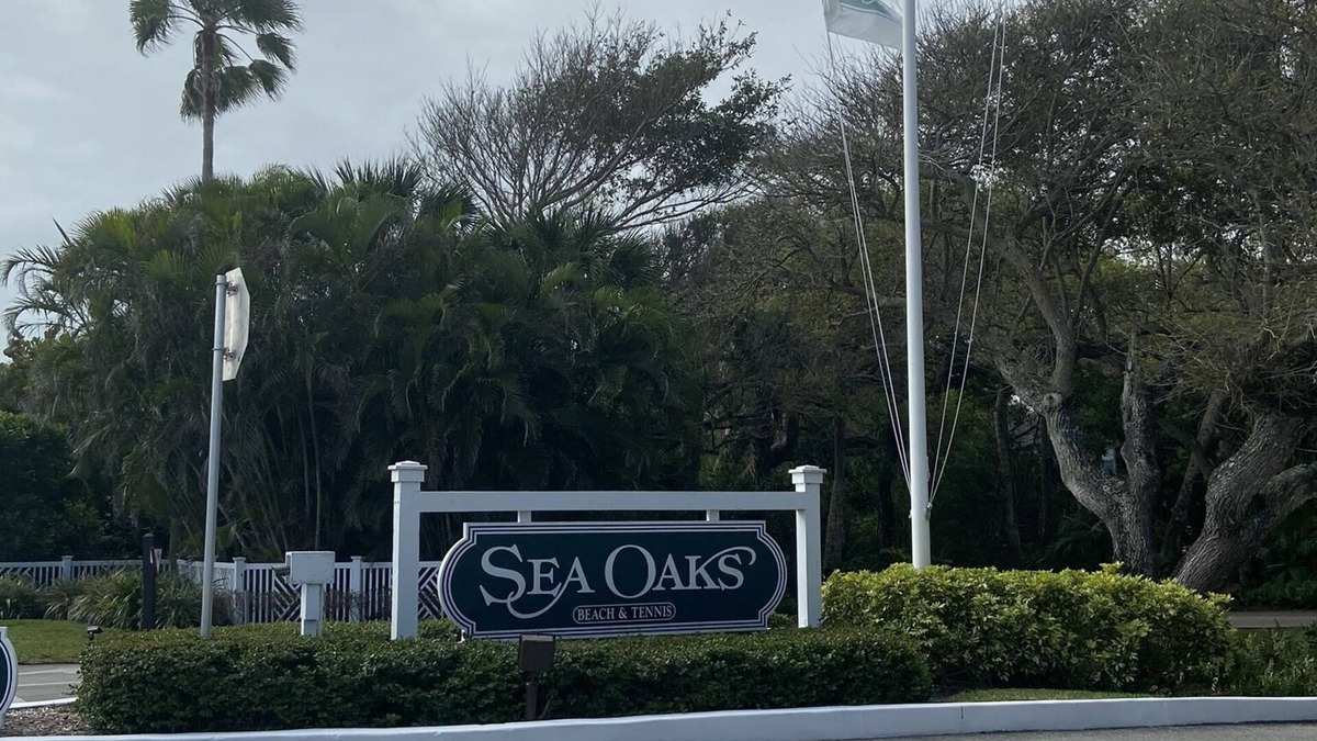 Wabasso Beach Condo | 2 min walk, beachside pool, bar and outside dining, 16tennis courts .Gated.