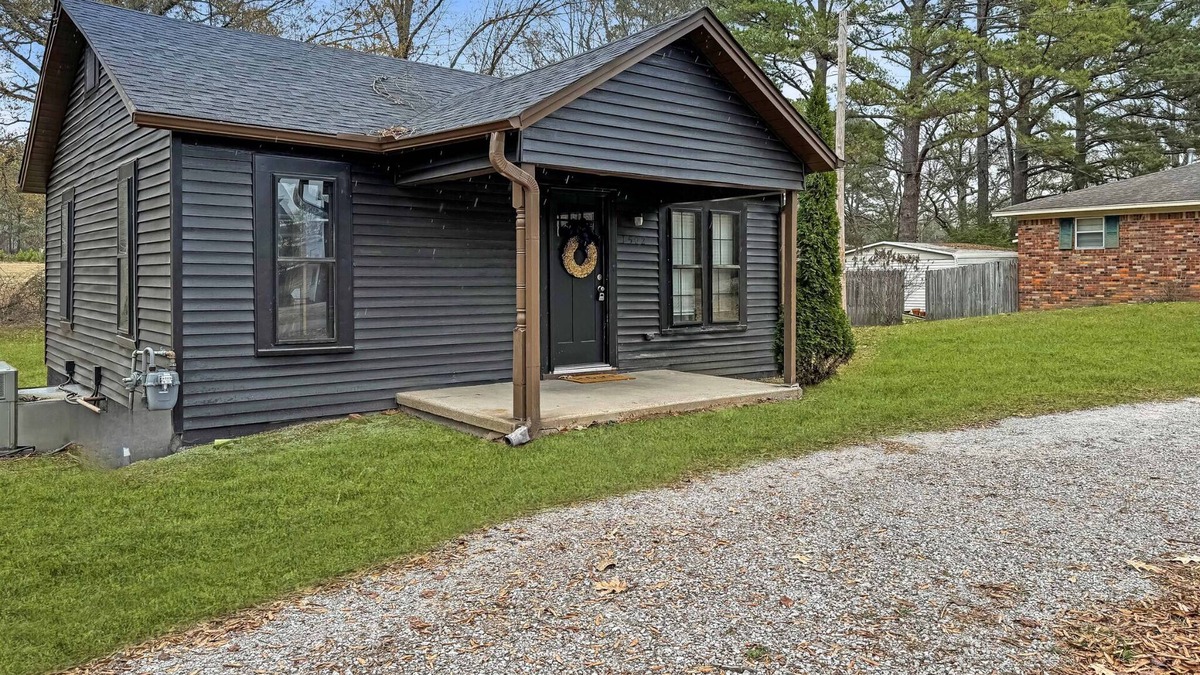 Tupelo House | 2 minutes from Elvis's Birthplace 5 miles from downtown Tupelo MS.