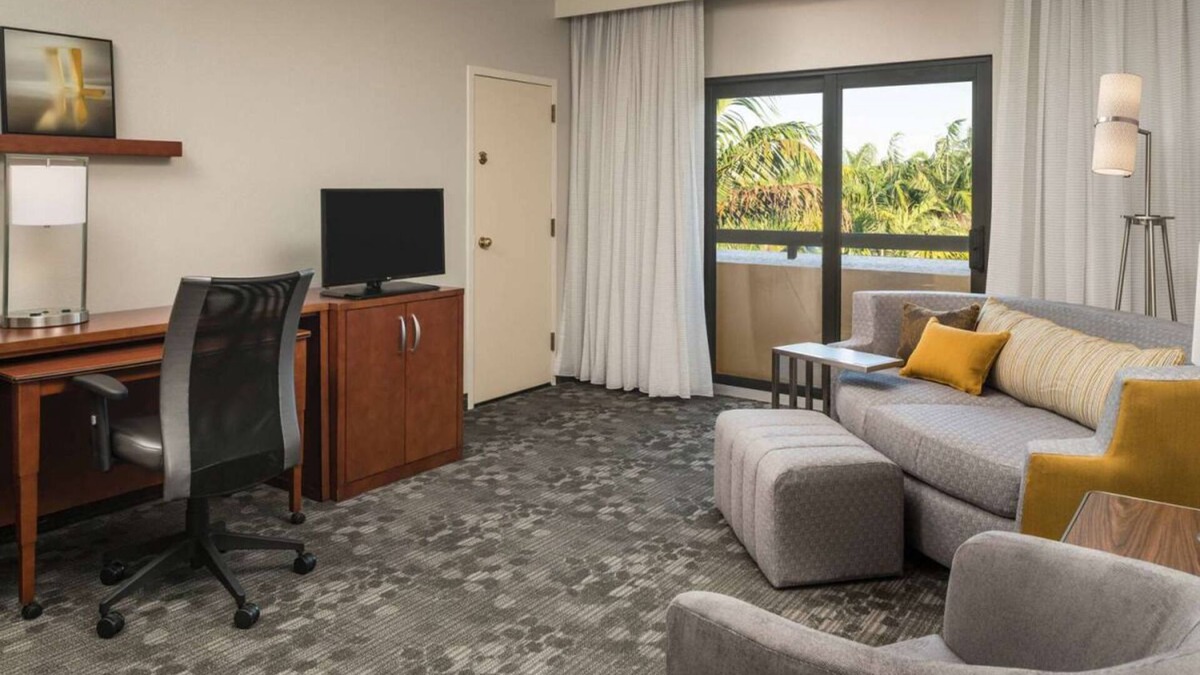 Miami Lakes Resort | 2 Modern Units in Miami Lakes, with Pool, Pet-Friendly!