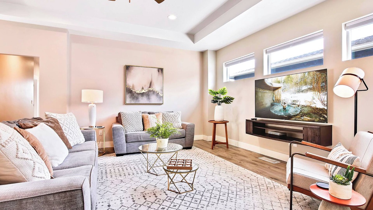 Meridian House | 2 New Modern Homes Sleep 12-16 in Central Meridian Near Shops Dining Parks & Fun