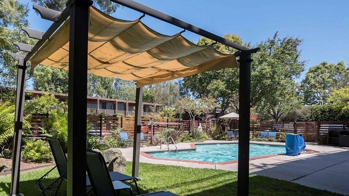 Barron Park Hotel | 2 Peaceful Creekside Room with Free Parking, Balcony & Heated Pool