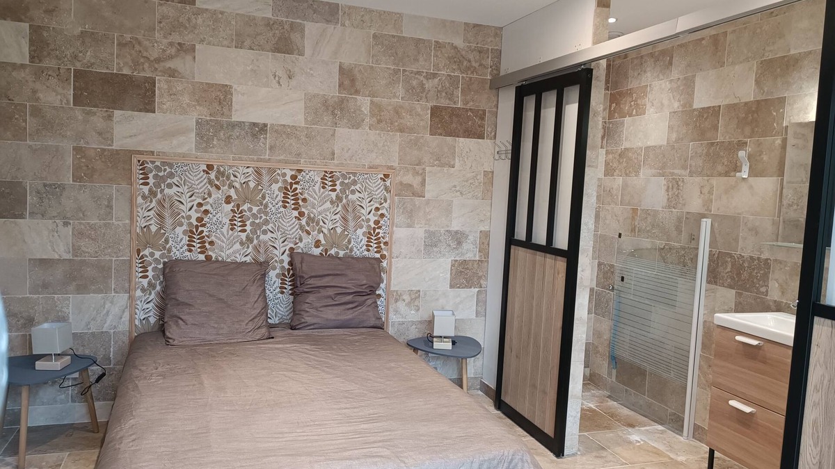 Saint-Pardon-de-Conques Bed & Breakfast | 2-person bedroom with shower room and toilet