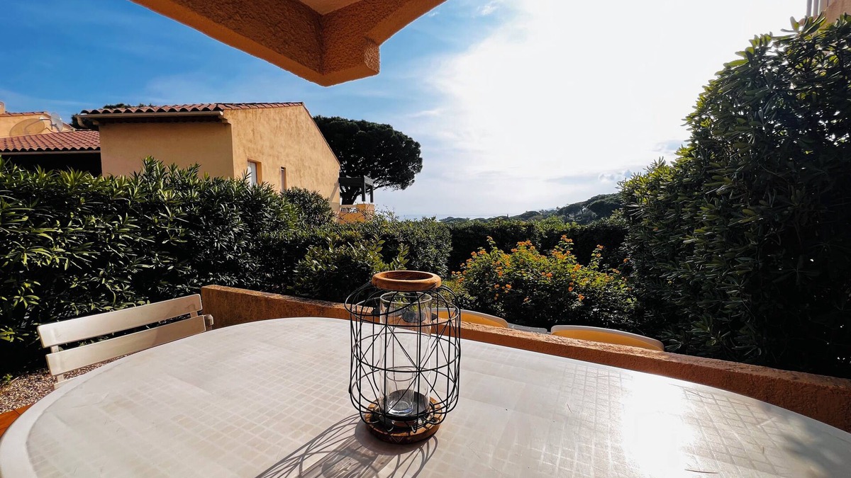 Plage de la Garonnette Apartment | 2-person apartment, sea view with terrace La Nartelle Sainte Maxime