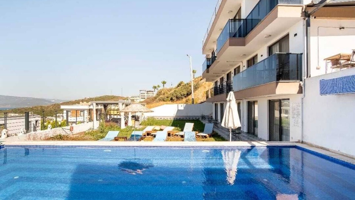 Gumusluk Apartment | 2 Person, Apartment with Shared Pool - AWZ 253