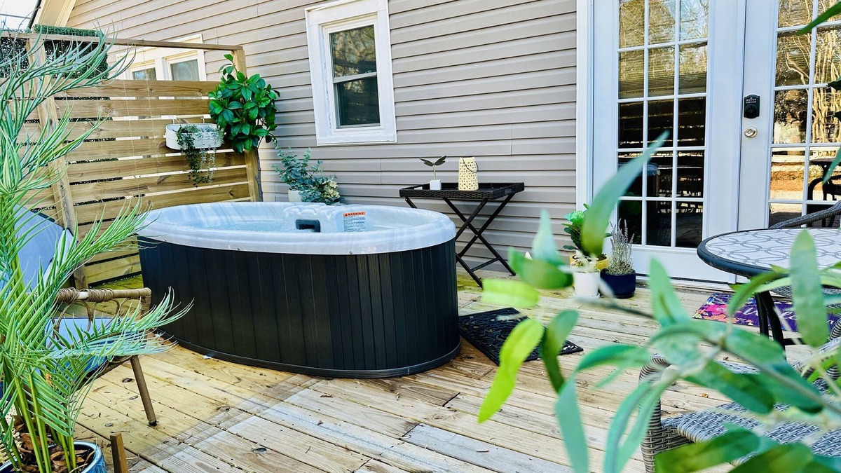 Flat Rock Apartment | 2 Person Hot Tub on Private Deck, 2 mi to DT Hendersonville/Flat Rock, King Bed