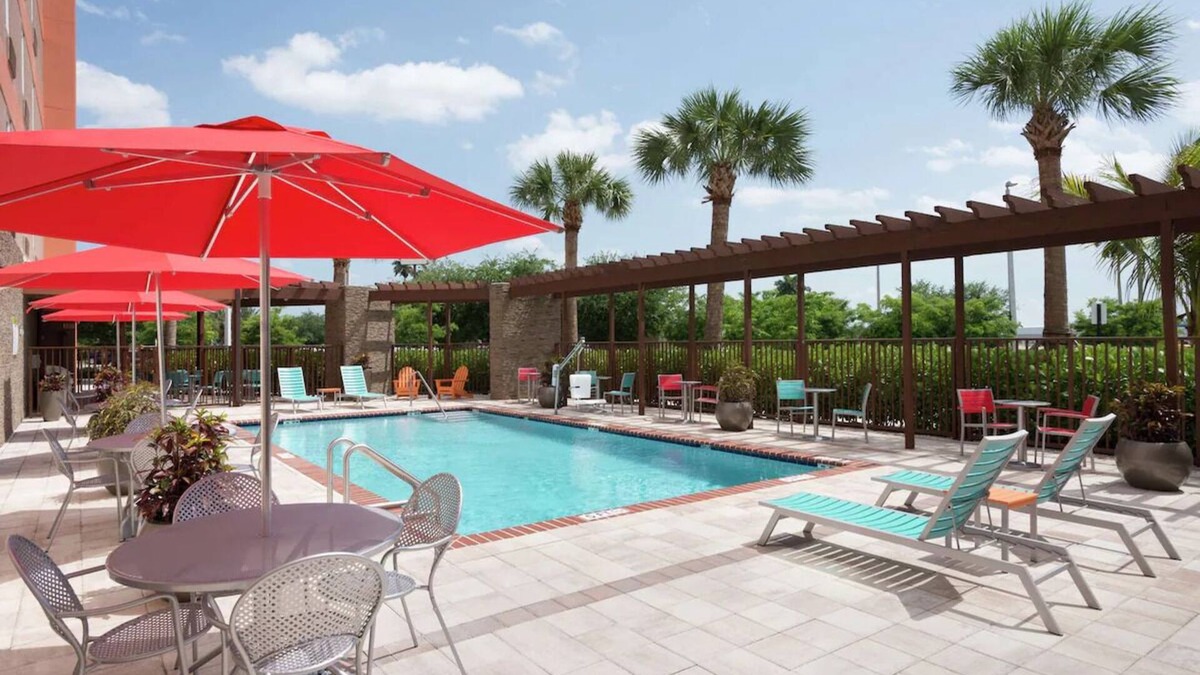 Florida City Hotel | 2 Pet-friendly Units Near CityCenter! FREE Parking and Breakfast! Pets Allowed!